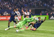 高丘好セーブ光るも、ホワイトキャップス最終戦飾れず西2位でプレーオフへ 混戦で好セーブが光るGK高丘。FCダラス戦。2025年10月18日、BCプレース。Photo by Saito Koichi/Japan Canada Today