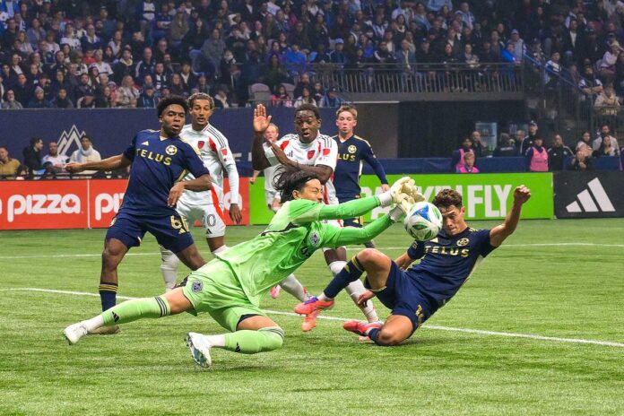 混戦で好セーブが光るGK高丘。FCダラス戦。2025年10月18日、BCプレース。Photo by Saito Koichi/Japan Canada Today