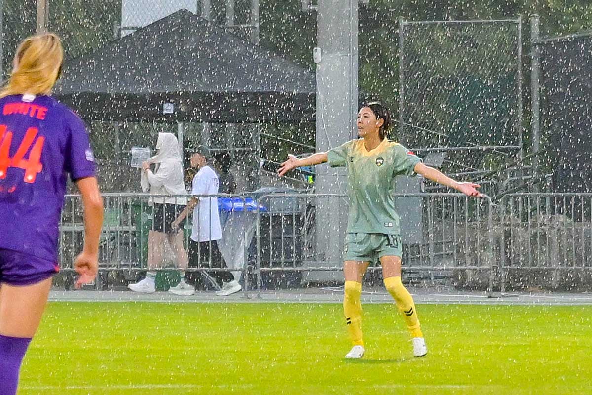 後半から激しい雨となったカルガリー・ワイルドFC戦。2025年9月6日、スワンガードスタジアム。撮影 斉藤光一/日加トゥデイ