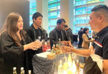 Sake Fest ’25、150種超の酒と食文化をバンクーバーで発信 純米酒をはじめ、にごり酒なども紹介したKIZUNA SAKE。2025年10月9日、バンクーバー市。撮影 田上麻里亜/日加トゥデイ