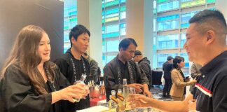 Sake Fest ’25、150種超の酒と食文化をバンクーバーで発信 純米酒をはじめ、にごり酒なども紹介したKIZUNA SAKE。2025年10月9日、バンクーバー市。撮影 田上麻里亜/日加トゥデイ