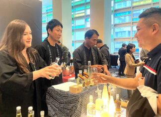 Sake Fest ’25、150種超の酒と食文化をバンクーバーで発信 純米酒をはじめ、にごり酒なども紹介したKIZUNA SAKE。2025年10月9日、バンクーバー市。撮影 田上麻里亜/日加トゥデイ