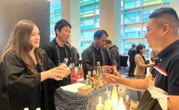 Sake Fest ’25、150種超の酒と食文化をバンクーバーで発信 純米酒をはじめ、にごり酒なども紹介したKIZUNA SAKE。2025年10月9日、バンクーバー市。撮影 田上麻里亜/日加トゥデイ