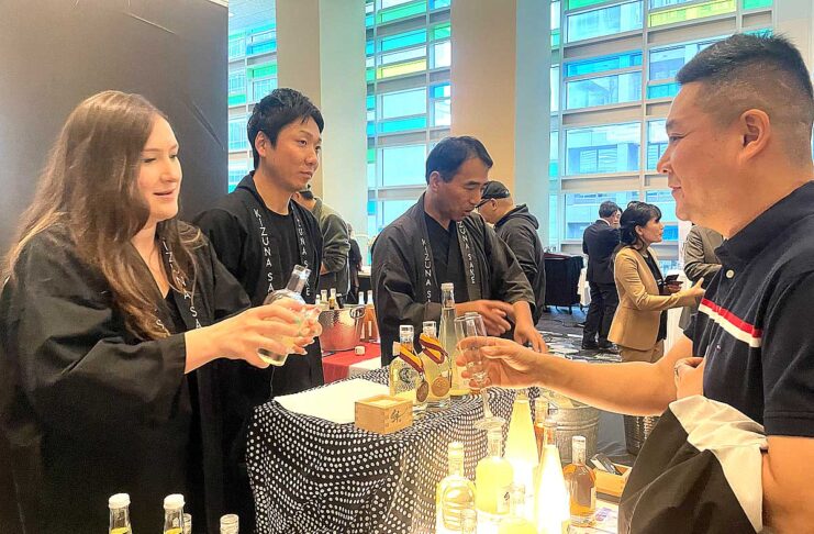 Sake Fest ’25、150種超の酒と食文化をバンクーバーで発信 純米酒をはじめ、にごり酒なども紹介したKIZUNA SAKE。2025年10月9日、バンクーバー市。撮影 田上麻里亜/日加トゥデイ