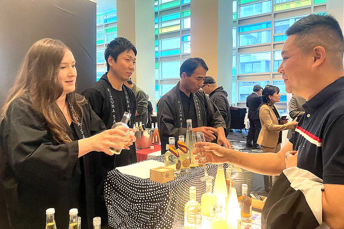 純米酒をはじめ、にごり酒なども紹介したKIZUNA SAKE。2025年10月9日、バンクーバー市。撮影　田上麻里亜／日加トゥデイ