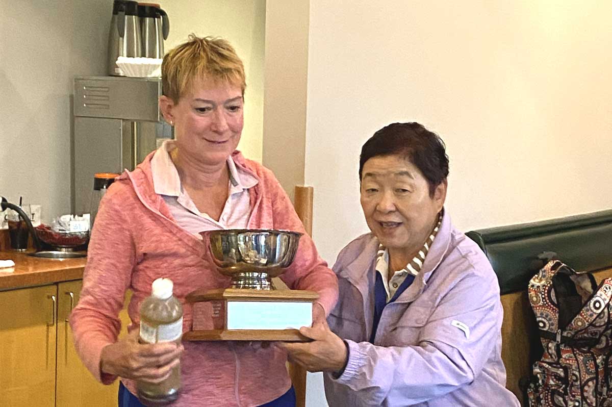 優勝したLaliberteさん(左)と主催者の塩入さん。2025年9月26日、バンクーバー市。写真提供 塩入勝子さん