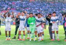 キャップス、プレーオフ第1戦で快勝 高丘はクリーンシート守る 試合後にファンと一緒に喜ぶ選手たち、高丘も笑顔を見せる。FCダラス戦。2025年10月26日、BCプレース。Photo by Saito Koichi/Japan Canada Today