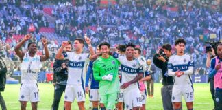 高丘選手、バンクーバー・ホワイトキャップスと再契約 試合後にファンと一緒に喜ぶ選手たち、高丘も笑顔を見せる。FCダラス戦。2025年10月26日、BCプレース。Photo by Saito Koichi/Japan Canada Today