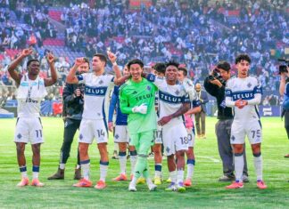 キャップス、プレーオフ第1戦で快勝 高丘はクリーンシート守る 試合後にファンと一緒に喜ぶ選手たち、高丘も笑顔を見せる。FCダラス戦。2025年10月26日、BCプレース。Photo by Saito Koichi/Japan Canada Today