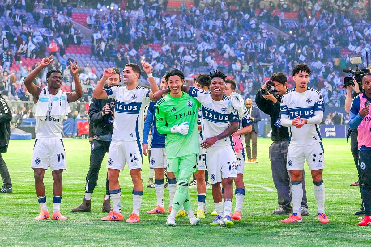 試合後にファンと一緒に喜ぶ選手たち、高丘も笑顔を見せる。FCダラス戦。2025年10月26日、BCプレース。Photo by Saito Koichi/Japan Canada Today