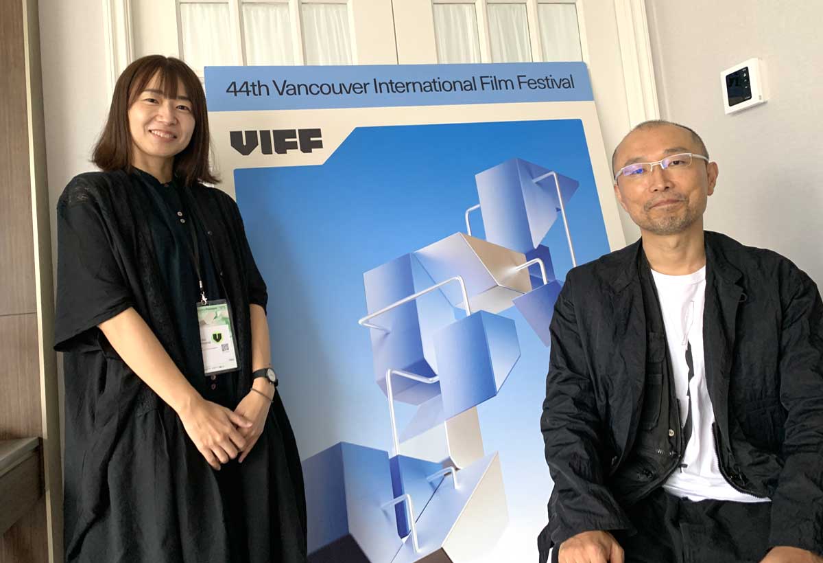 妹でプロデューサーの岡桃子さん(左)と岡監督。2025年10月10日、バンクーバー市。Photo by Jenna Park/Japan Canada Today