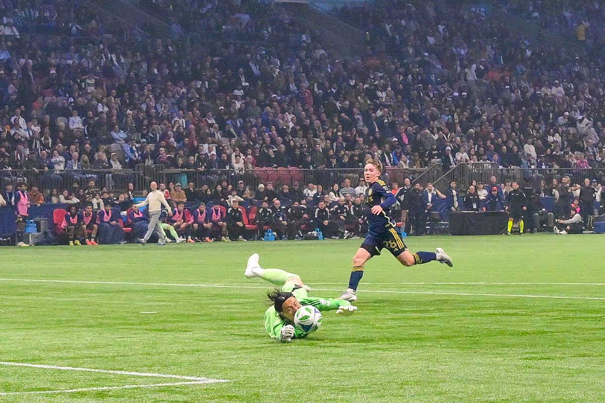直接対決の場面でスーパーセーブを見せた後、すぐに起き上がりネット前へ。FCダラス戦。2025年10月18日、BCプレース。Photo by Saito Koichi/Japan Canada Today