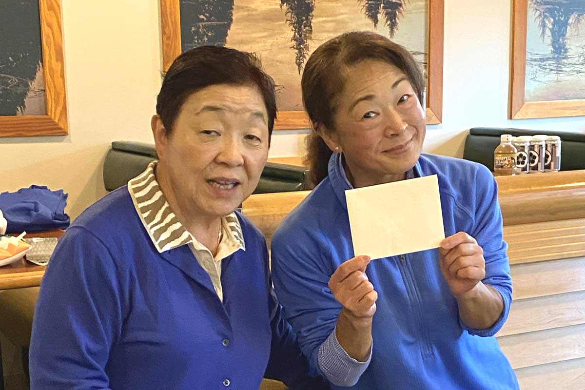 Gorss優勝、Netでも2位の石倉仁美さん(右)と塩入さん。2025年9月26日、バンクーバー市。写真提供 塩入勝子さん