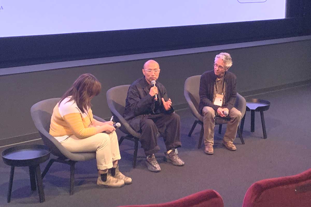 VIFFでの上映後にQ&Aに答える岡監督(中央)。2025年10月10日、バンクーバー市。Photo by Jenna Park/Japan Canada Today