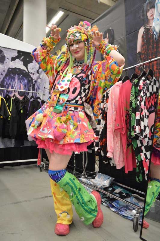 原宿発ブランドと共にカナダへ デコラ系ファッションのドリーさん