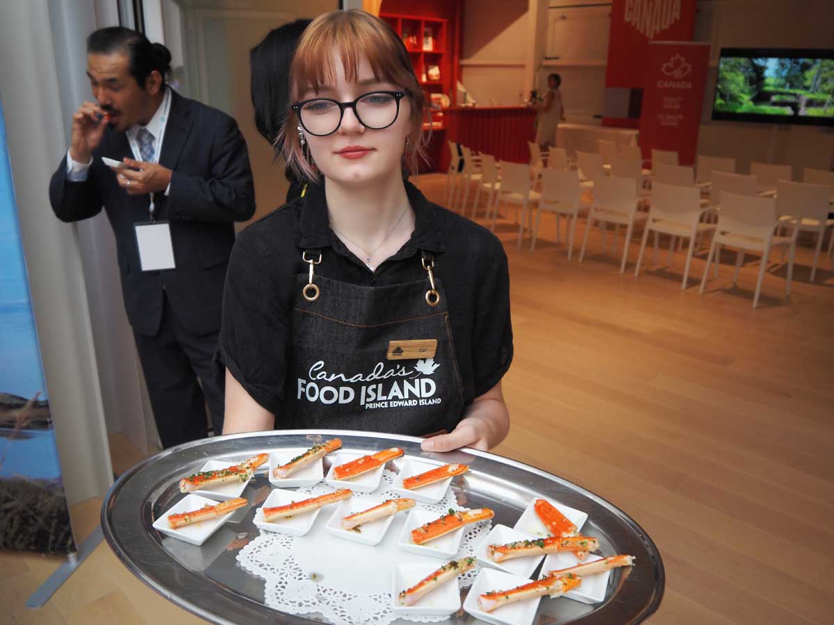 バターと香草で味を添えたズワイガニの料理(大塚圭一郎撮影)
