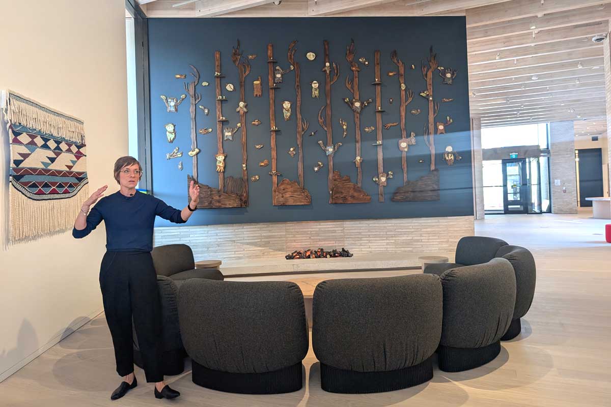 望月さんの作品「Arboreal Time」の世界観を説明するディレクターのKimberly Phillipsさん。2025年9月19日、バーナビー市。撮影 古川紋/日加トゥデイ