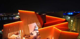 「赤毛のアン」の島、州首相が日本への輸出拡大を目指して豊かな食品PR トランプ米大統領復帰で「貿易不透明」の中で 2025年大阪・関西万博のカナダ館の赤くライトアップされた様子(大塚圭一郎撮影)