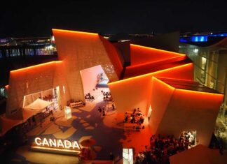 「赤毛のアン」の島、州首相が日本への輸出拡大を目指して豊かな食品PR トランプ米大統領復帰で「貿易不透明」の中で 2025年大阪・関西万博のカナダ館の赤くライトアップされた様子(大塚圭一郎撮影)