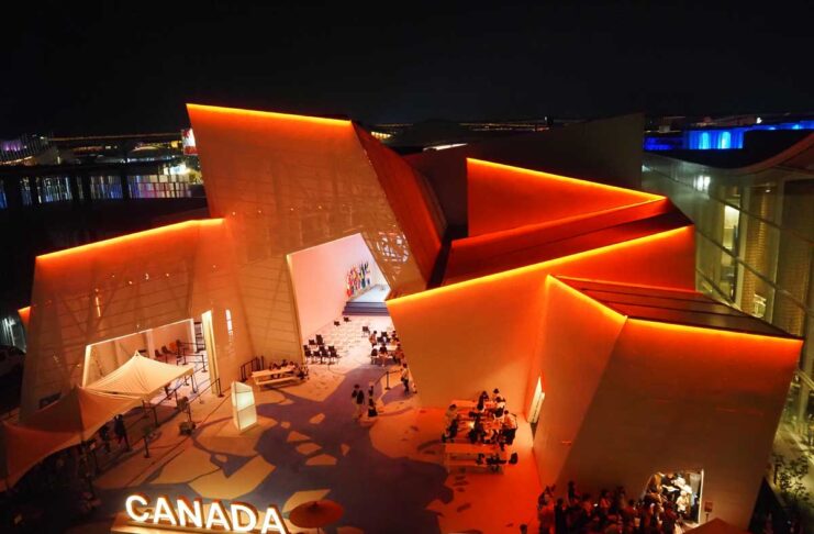 「赤毛のアン」の島、州首相が日本への輸出拡大を目指して豊かな食品PR トランプ米大統領復帰で「貿易不透明」の中で 2025年大阪・関西万博のカナダ館の赤くライトアップされた様子(大塚圭一郎撮影)