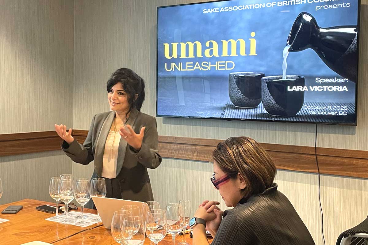 参加者たちは、日本酒一つひとつの香りや味の違いを確かめながらテイスティングを行なっていた。2025年10月9日、バンクーバー市。撮影　田上麻里亜／日加トゥデイ