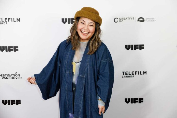 レッドカーペットに現れた「あかし」の吉田真由美監督。2025年10月2日、バンクーバー市。Photo provided by VIFF