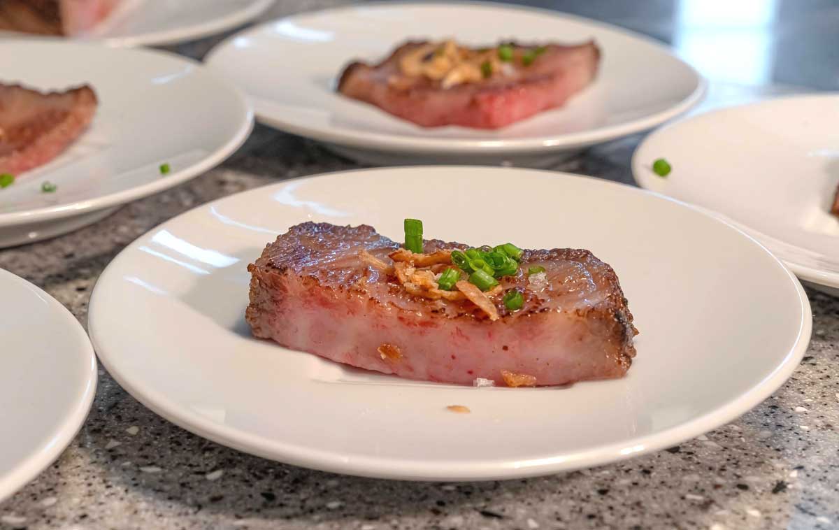 しつこくない油が日本酒にもぴったりだという、A5のBMS12サーロインステーキ。2025年10月9日、バンクーバー市。提供　SABC／Photographer: John Lau