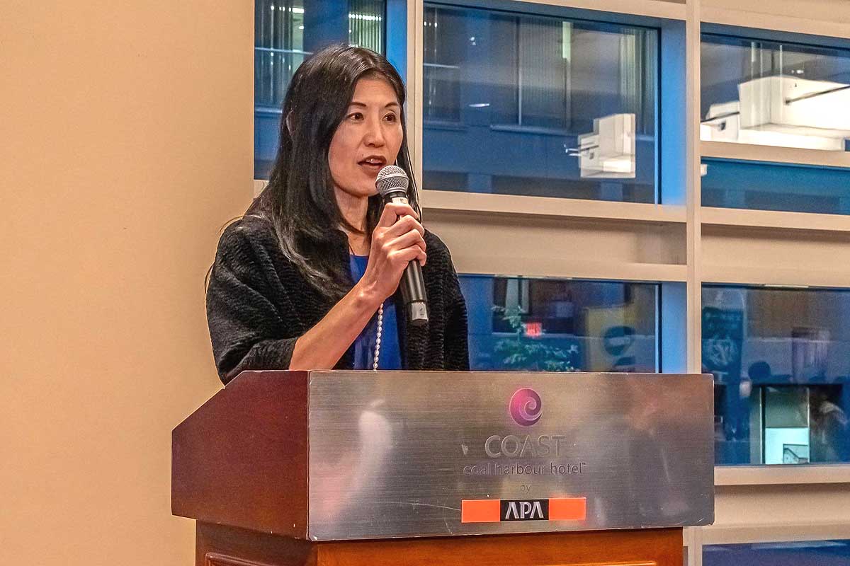 乾杯のあいさつするバンクーバー総領事館・岡垣首席領事。会場にはBC州政府ポール・チョイ貿易担当政務次官なども出席した。2025年10月9日、バンクーバー市。提供　SABC／Photographer: John Lau