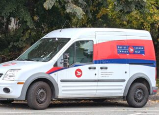 郵便配達再開もカナダポスト組合のストライキは巡回で継続 カナダポストの配達車。2025年10月。撮影 日加トゥデイ