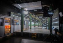 バンクーバーで活躍した初代スカイトレイン車両が映画界で再デビュー セットの中で使われているMark-I。Photo by Translink