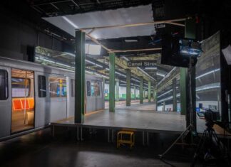 バンクーバーで活躍した初代スカイトレイン車両が映画界で再デビュー セットの中で使われているMark-I。Photo by Translink