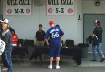 バンクーバーでも盛り上がるブルージェイズのWS進出、シュナイダー監督もイエサベージ投手もバンクーバーに所属 バンクーバー・カナディアンズの本拠地ナットベリー・スタジアムで、「Kawasaki」のTシャツを着たファン。2014年8月30日、バンクーバー市。写真 読者提供