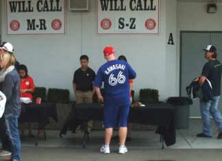 バンクーバーでも盛り上がるブルージェイズのWS進出、シュナイダー監督もイエサベージ投手もバンクーバーに所属 バンクーバー・カナディアンズの本拠地ナットベリー・スタジアムで、「Kawasaki」のTシャツを着たファン。2014年8月30日、バンクーバー市。写真 読者提供