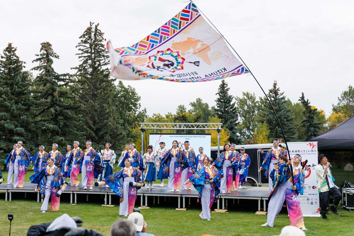 「高知県よさこいアンバサダー絆国際チーム」が華やかな演舞を披露。言語や文化の違いを越え、世界に“よさこいの絆”を広げる活動を続けている。2025年9月27日、アルバータ州レスブリッジ市。提供: KOKUYOSA Project Committee
