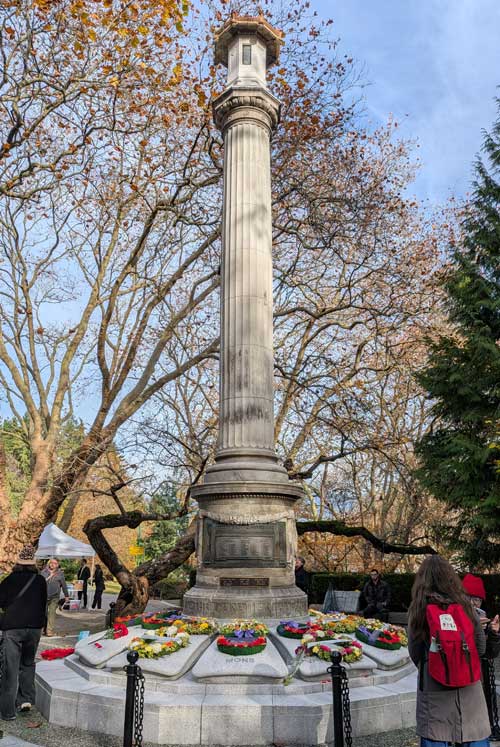 バンクーバー市スタンレーパーク内に立つ日系カナダ人戦没者慰霊碑。2025年11月11日。撮影　日加トゥデイ