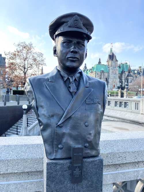 オンタリオ州オタワ市にあるハンプトン・グレイ大尉の胸像。写真 在カナダ日本大使館