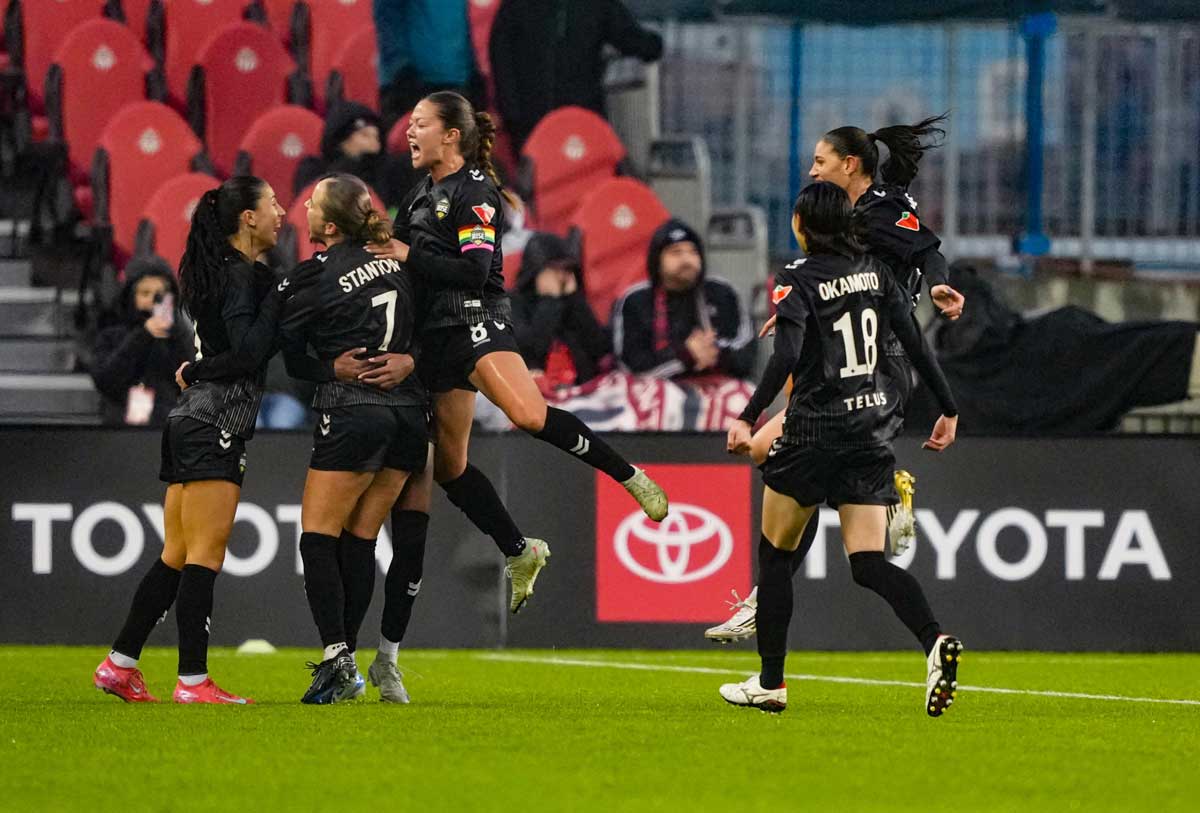同点を喜ぶバンクーバー・ライズの選手たち。岡本（#18）も喜びの輪に。2025年11月15日、トロント市。Photo by Vancouver Rise FC