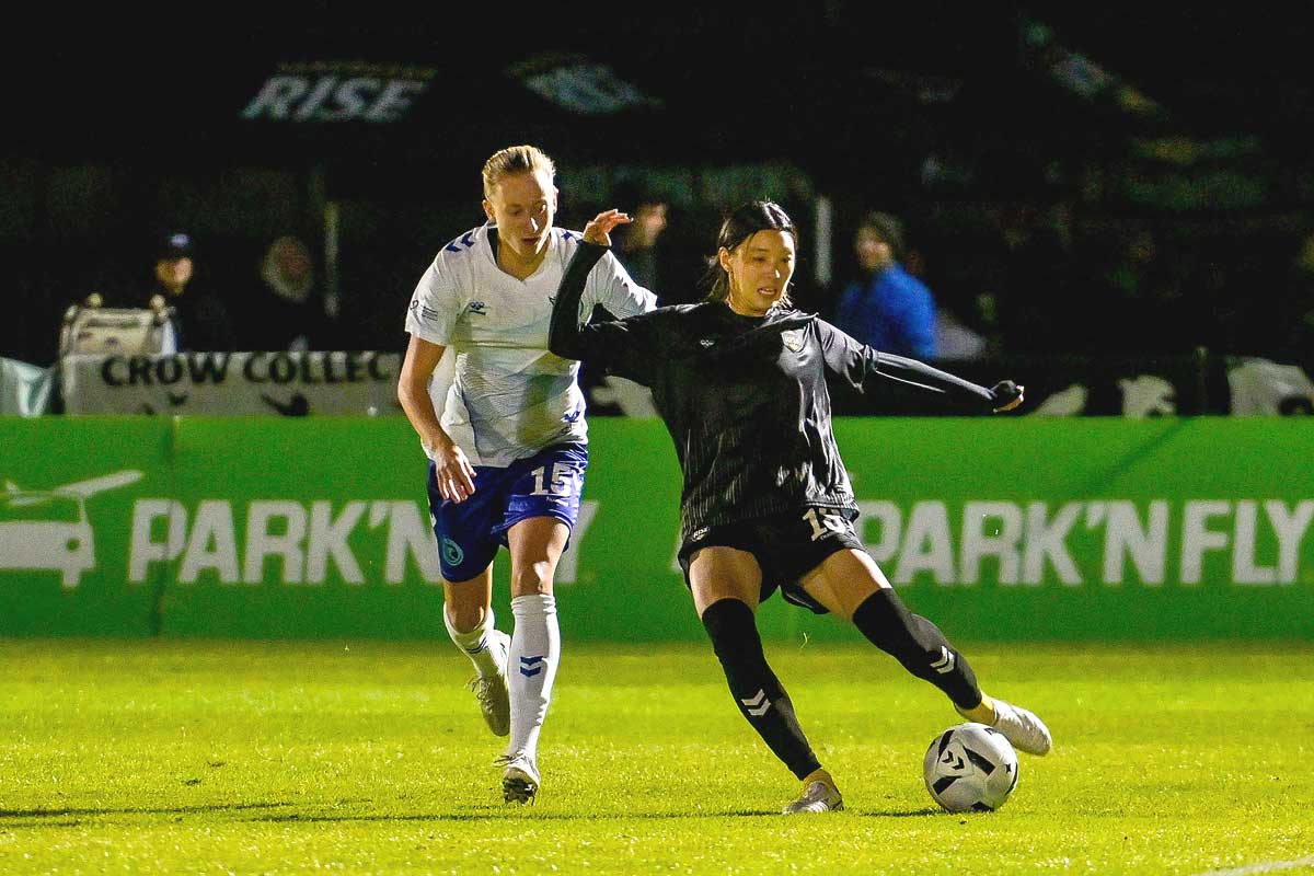 ラピッドの選手と激しい攻防の岡本。オタワ・ラピッド戦。2025年11月4日、スワンガードスタジアム(バーナビー市)。Photo by Koichi Saito