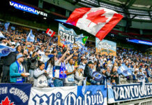 ホワイトキャップス、FCダラスに劇的逆転勝利で西カンファ準決勝へ 大声援を送るバンクーバー・ホワイトキャップスのファン。FCダラス戦。2025年10月26日、BCプレース。撮影 斉藤光一/日加トゥデイ
