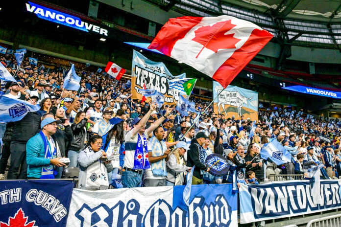 1_Whitecaps_Oct-26-2025 大声援を送るバンクーバー・ホワイトキャップスのファン。FCダラス戦。2025年10月26日、BCプレース。撮影 斉藤光一/日加トゥデイ