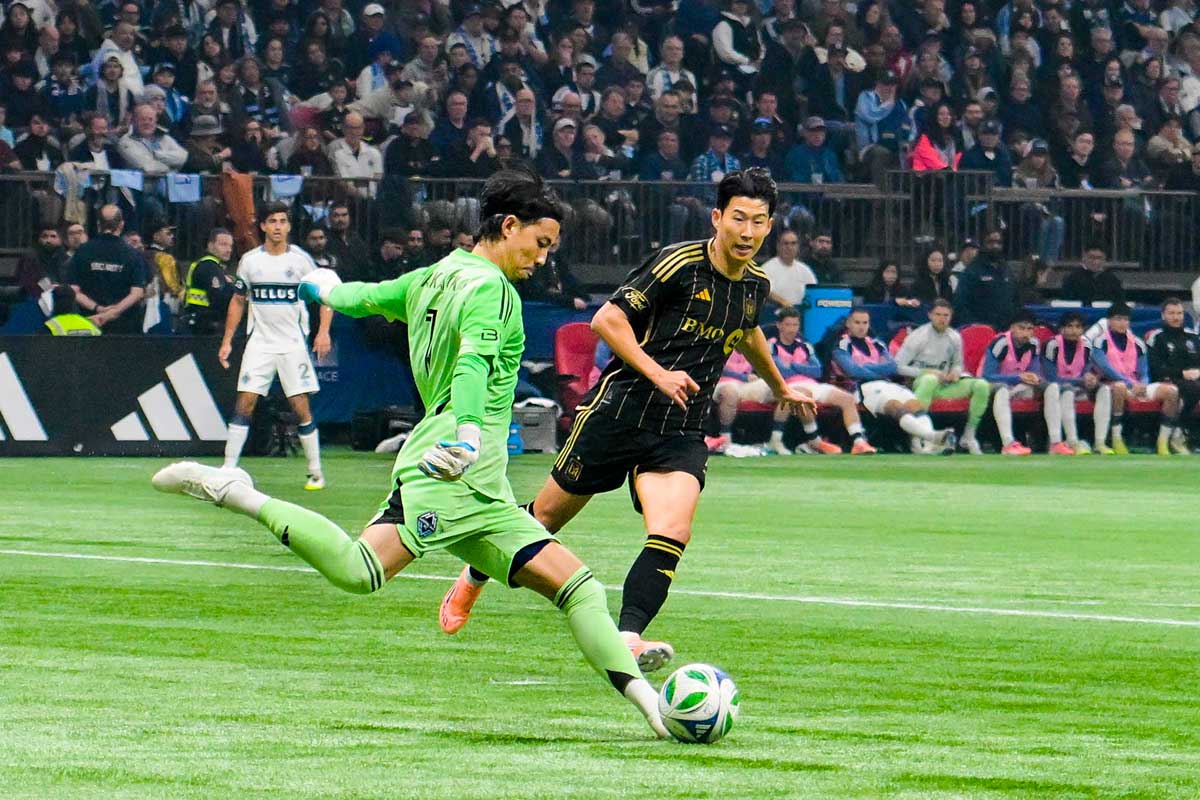 GK高丘に攻めてくるLAFCのFWソン。MLS西カンファレンス準決勝、LAFC戦。2025年11月22日、BCプレース。Photo by Koichi Saito/Japan Canada Today
