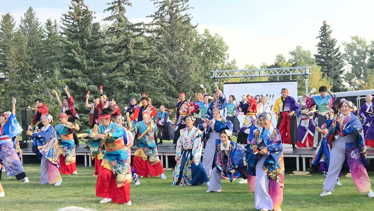 カナダ・アルバータ州レスブリッジ市で行われた北米国際よさこい祭り。色鮮やかな衣装をまとった踊り子たちが、鳴子の音に合わせて総踊りを披露し、会場を盛り上げた。2025年9月27日、アルバータ州レスブリッジ市。提供:北米国際よさこい祭り参加者