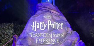 カナダ・バンクーバーで「ハリー・ポッター:禁じられた森の体験」オープン 「禁じられた森の体験」入り口。2025年11月6日、バンクーバー市スタンレーパーク。Photo by Lala