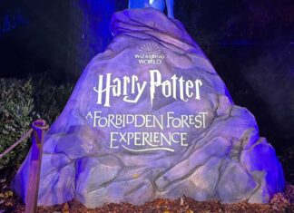 カナダ・バンクーバーで「ハリー・ポッター:禁じられた森の体験」オープン 「禁じられた森の体験」入り口。2025年11月6日、バンクーバー市スタンレーパーク。Photo by Lala