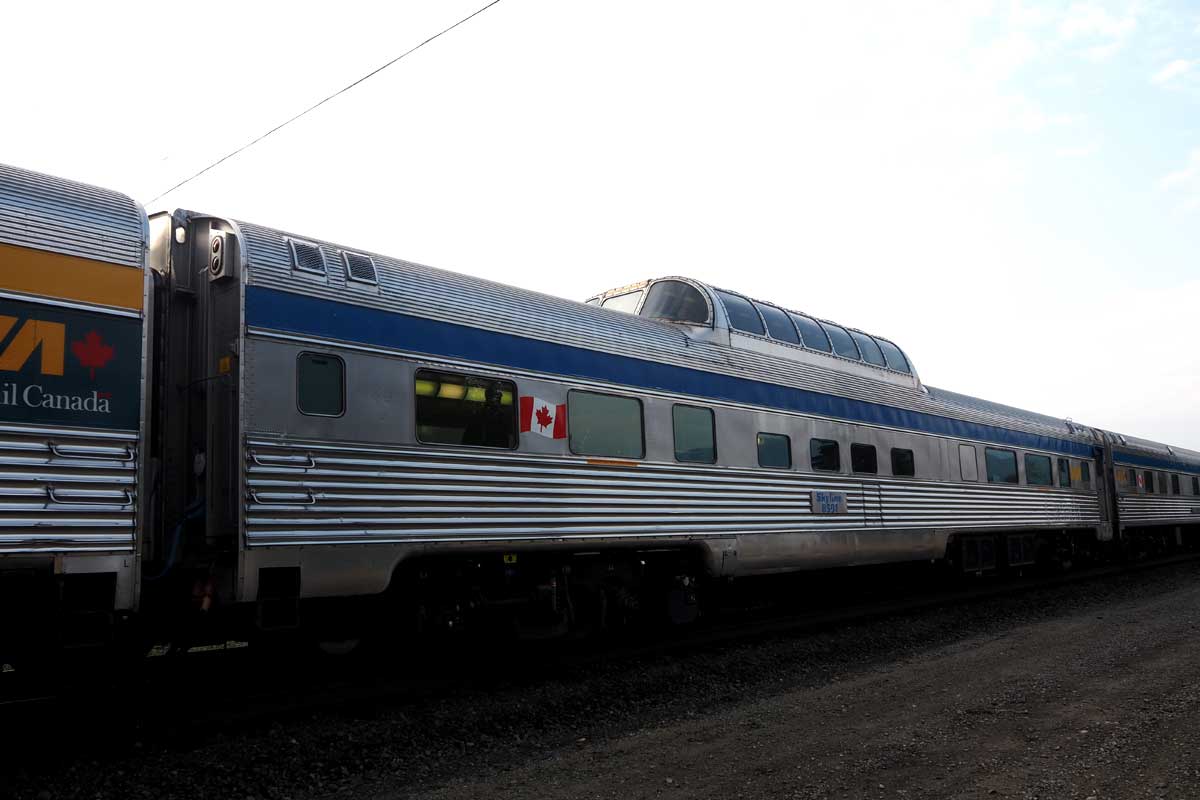 VIA鉄道カナダの列車「カナディアン」に連結されたスカイラインドームカー(ブリティッシュ・コロンビア州で大塚圭一郎撮影)