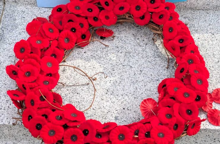 日系リメンバランスデー式典、戦後80年に改めて平和を願う リメンバランスデーの象徴ポピー。2025年11月11日、バンクーバー市。撮影 日加トゥデイ