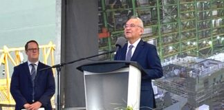 もう一つの8月9日〜グレイ大尉と女川と北極と 命名式でスピーチする山野内大使。2025年8月9日、ノバスコシア州ハリファックス。写真 在カナダ日本国大使館