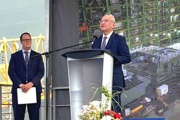 2_Robert-Gray_Japan-Canada_2025-11 命名式でスピーチする山野内大使。2025年8月9日、ノバスコシア州ハリファックス。写真 在カナダ日本国大使館