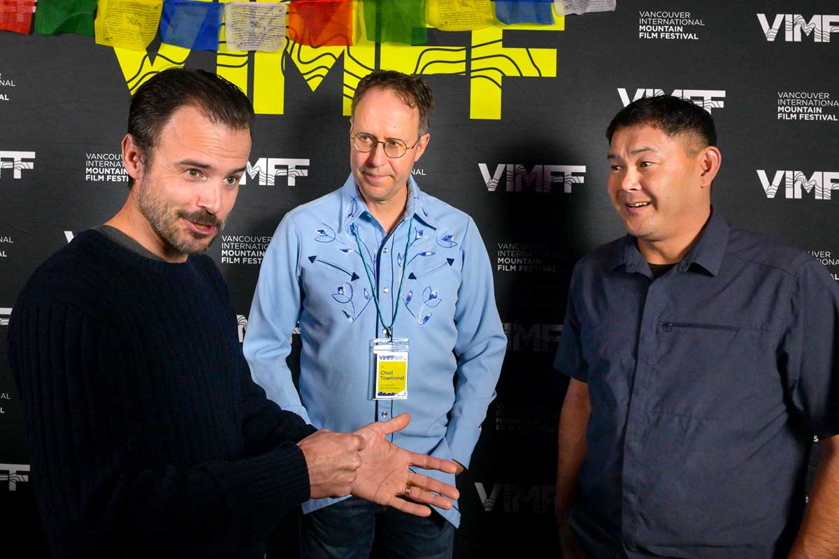 インタビュー中も話が弾む3人。左から、ブリュースターさん、タウンセンド監督、藤村さん。2025年11月12日、バンクーバー市。Photo by Saito Koichi/Japan Canada Today