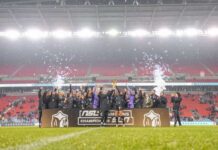 バンクーバー・ライズ、カナダ女子サッカーリーグNSL初代チャンピオンに NSL初代チャンピオンに輝いたバンクーバー・ライズ。優勝トロフィを手に。2025年11月15日、トロント市。Photo by Vancouver Rise FC
